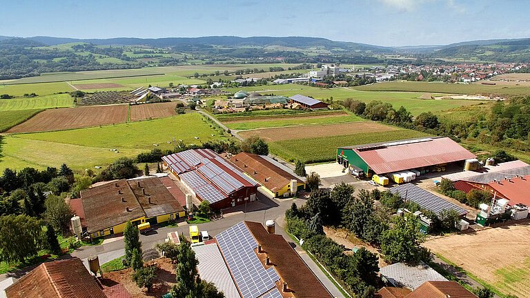 Mit seiner Solaranlage samt Batteriespeicher minimiert der Geflügelhof Sonnenei die Energiekosten und senkt den CO2-Ausstoß effektiv